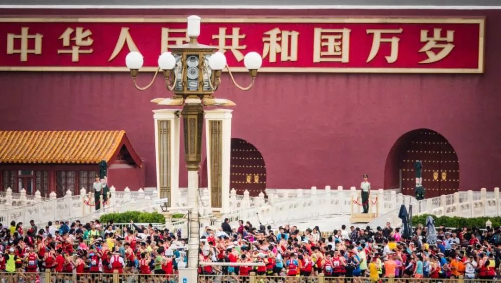相比于《桃花》的尖锐与力度，《模样》的题材虽小却颇见真挚与温情